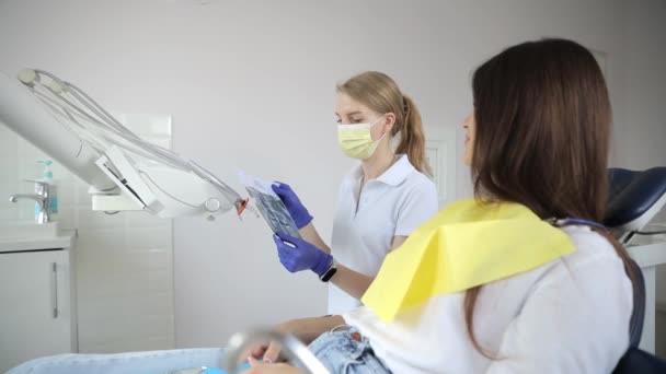 Kvinna Sitter Tandstol Tandläkaren Inspekterar Hennes Tänder Rummet Tandvårdsbyggnaden Används — Stockvideo