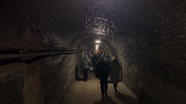 Grupo Aventura Través Túnel Débilmente Iluminado Donde Oscuridad Contrasta Con — Vídeos de Stock
