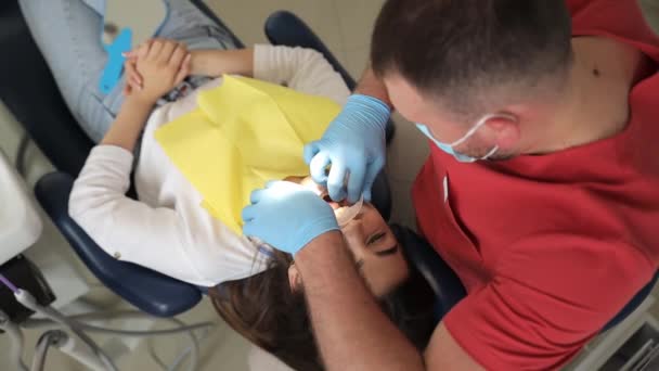 Diş Hekimi Dişçi Koltuğunda Otururken Dişlerini Incelemek Için Ellerini Parmaklarını — Stok video