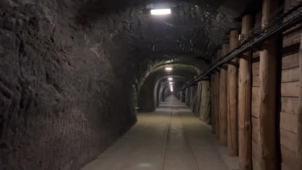 재료로 만들어진 건물은 어두운 터널의 있으며 내부는 빛으로 조명됩니다 — 비디오