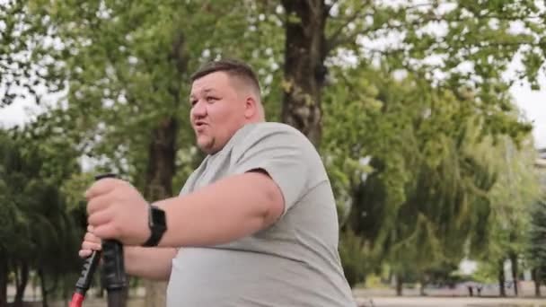 Επίμονος Ικανοποιημένος Υπέρβαρος Άνδρας Γκρι Shirt Που Τρέχει Στο Μηχάνημα — Αρχείο Βίντεο
