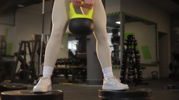 Uma Mulher Sportswear Está Levantando Kettlebell Assoalho Gym Seus Músculos — Vídeo de Stock