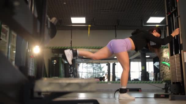 Kobieta Odzieży Sportowej Ćwiczy Siłowni Ćwicząc Różne Części Ciała Tym — Wideo stockowe