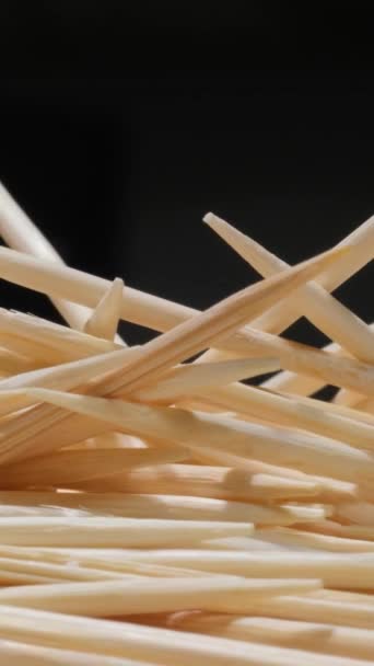 Μια Λεπτομερής Άποψη Των Noodles Τοποθετημένα Μια Μαύρη Επιφάνεια Που — Αρχείο Βίντεο