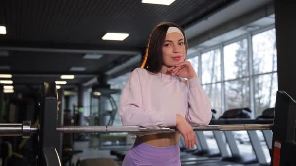 Seorang Wanita Menggunakan Treadmill Gym Dikelilingi Oleh Dinding Kaca Menghadap — Stok Video