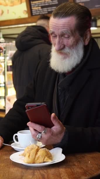 Vertikální Videa Starý Vousatý Vrásčitý Muž Sedí Kavárně Videohovor Dědeček — Stock video