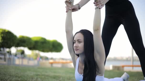 Antrenörle Fitness Antrenmanı Genç Bir Kadın Antrenörle Birlikte Şehir Dinlenme — Stok video