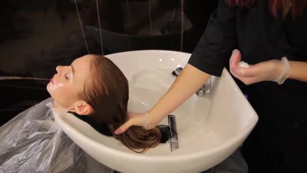 Salonu Krásy Vlasy Nanáší Zpevňující Maska Mokré Vlasy Maska Hydrataci — Stock video
