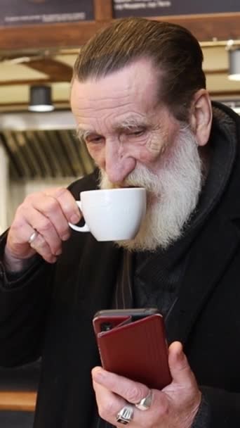 Yaşlı Buruşuk Siyah Elbiseli Mafya Üyesi Telefona Bakar Kafede Bir — Stok video