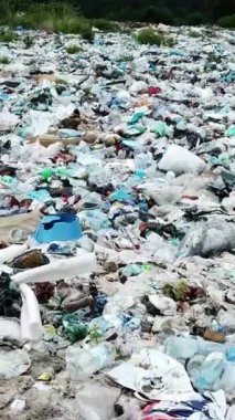 Büyük bir çöp yığını arazinin doğal ortamını kirletir. Suyu, toprağı ve otları kirletirken aynı zamanda zemin örtüsünü ve kayaları da bozar..