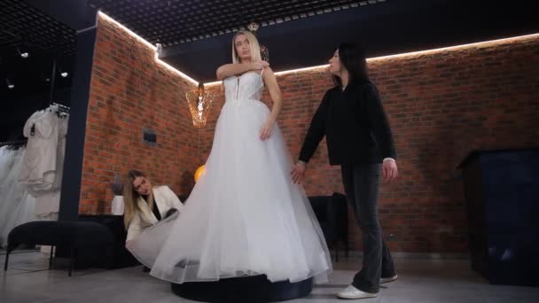 Наречена Своїй Приголомшливій Весільній Сукні Стоїть Сукні Вибираємо Сукню Весілля — стокове відео