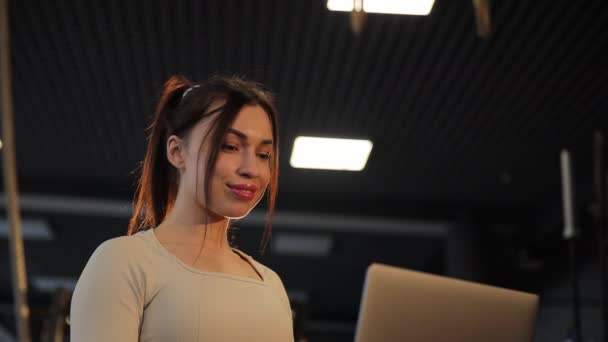 Eine Frau Hat Spaß Mit Einem Laptop Während Sie Fitnessstudio — Stockvideo