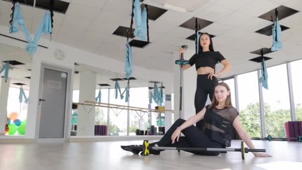 Två Kvinnor Sitter Gymmet Golvet Upprätthålla Balansen För Fitness Händelse — Stockvideo