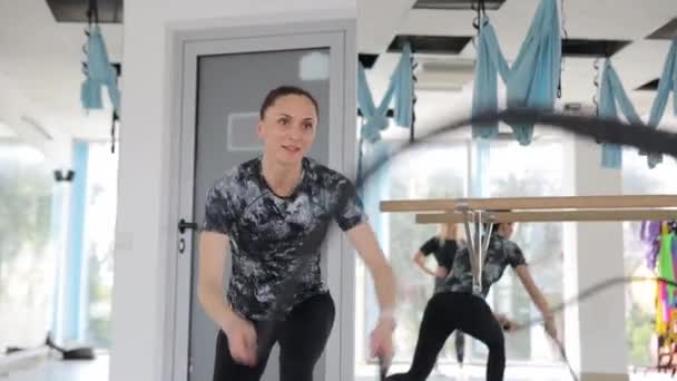 Eine Frau Zeigt Gleichgewicht Während Sie Vor Einer Turnhallentür Steht — Stockvideo