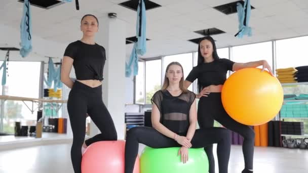 Tre Kvinnor Shorts Och Shirts Sitter Pilates Bollar Engagerande Sina — Stockvideo