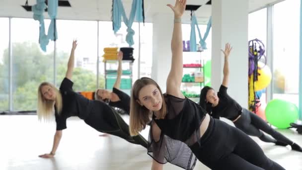 Eine Gruppe Von Frauen Kurzen Hosen Führt Anmutig Aerial Yoga — Stockvideo