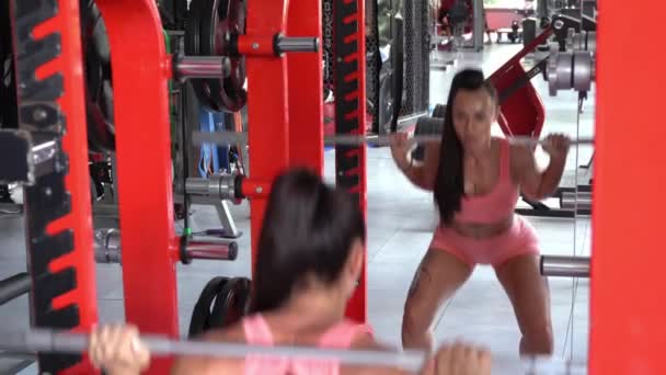 Sexy Bodybuilderin Der Turnhalle Die Mit Hanteln Hockt Kraftübungen Mit — Stockvideo