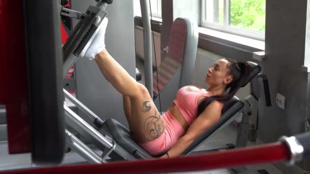 Sportif Vücutlu Seksi Kadın Spor Salonundaki Modern Egzersiz Makinesinde Bacak — Stok video