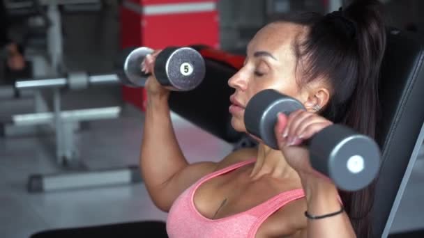 Sexy Vrouwelijke Bodybuilder Tillen Halters Pompen Armspieren Een Vrouwelijke Bodybuilder — Stockvideo