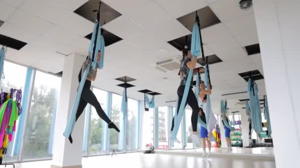 Grupo Está Practicando Yoga Aéreo Edificio Gimnasio Utilizando Suelos Madera — Vídeo de stock