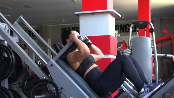 Štíhlá Nafoukaná Žena Provádí Cvičení Stroji Sílu Nohou Komplexní Silový — Stock video