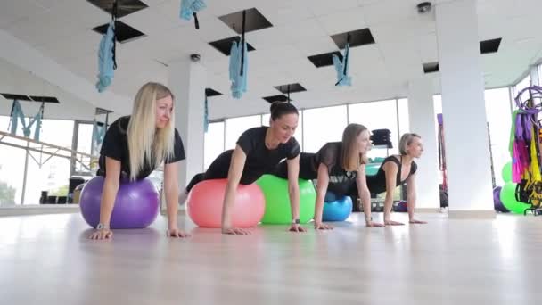 Grupp Kvinnor Har Roligt Ett Fritidsevenemang Gör Armhävningar Pilatesbollar Ett — Stockvideo