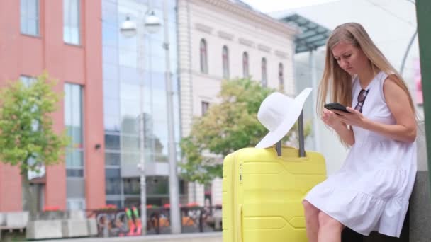 Kobieta Turysta Siedzi Ławce Szuka Czegoś Przez Telefon Podróżnik Dużym — Wideo stockowe