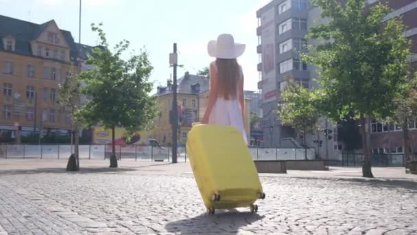 Štíhlá Dobře Oblečená Turistka Uprostřed Evropského Města Krásným Žlutým Kufříkem — Stock video