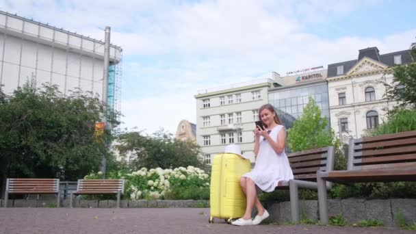 Όμορφη Νεαρή Τουρίστρια Μια Βαλίτσα Κοιτάζει Τηλέφωνο Ένας Τουρίστας Μια — Αρχείο Βίντεο