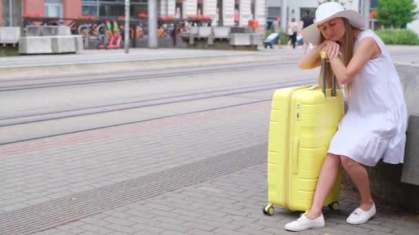 Smutná Unavená Turistka Sedící Lavičce Žlutým Kufříkem Velkém Městě Víkend — Stock video