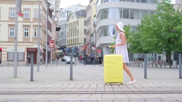 Mladá Evropanka Žlutým Kufrem Velkém Městě Žena Kufrem Centru Města — Stock video