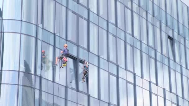 Два Чоловіки Миють Вікна Високого Хмарочоса Звисає Даху Небезпечна Робота — стокове відео