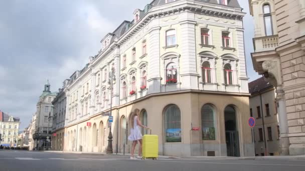 건축물을 거리의 한가운데에 배경에 여자의 관광객 노란색 가방으로 거리를 — 비디오