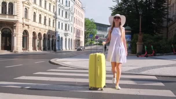Piękny Smukły Dobrze Ubrany Turysta Żółtą Walizką Przechodzi Przez Ulicę — Wideo stockowe