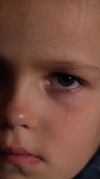 Zbliżenie Dziecięcej Twarzy Łzą Spływającą Policzku Dziecko Smutny Wyraz Twarzy — Wideo stockowe