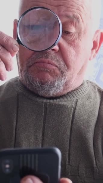 Ein Älterer Mann Mit Bart Und Falten Auf Der Stirn — Stockvideo