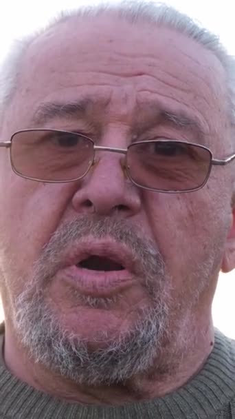 Bărbat Barbă Ochelari Își Îndreaptă Fața Provocând Formarea Ridurilor Frunte — Videoclip de stoc