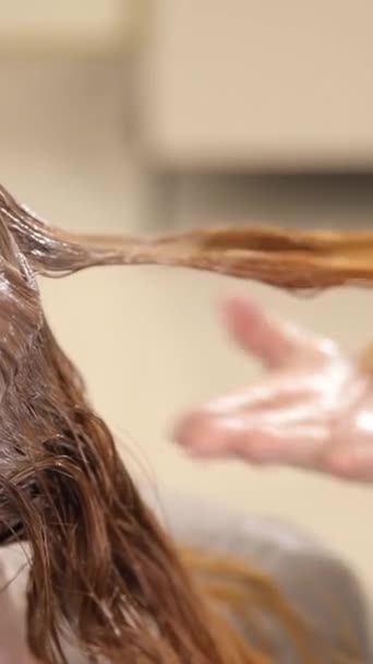 Kobieta Farbuje Włosy Salonie Używając Naturalnych Składników Takich Jak Drewno — Wideo stockowe
