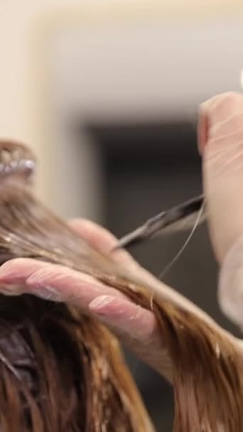 Bir Kadın Kuaförden Saç Tıraşı Oluyor Kuaförden Kuaförlerin Parmakları Ustalıkla — Stok video