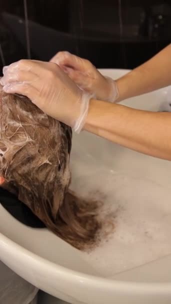 Kobieta Myje Włosy Zlewie Drewna Liściastego Przygotowując Przepis Danie Wykorzystaniem — Wideo stockowe