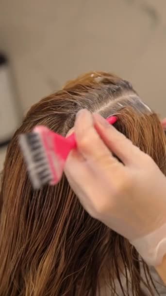 Sie Trug Die Haarfärbung Vorsichtig Mit Einem Rosafarbenen Pinsel Auf — Stockvideo