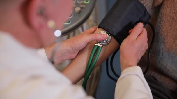 専門的に若い女性の健康を監視する男性医師は 高血圧を発見しました — ストック動画