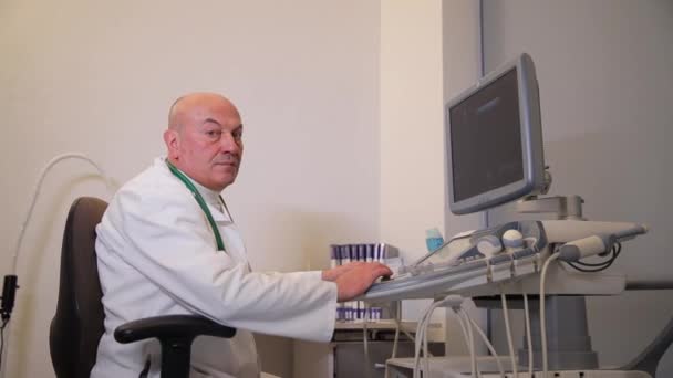 Profesjonalny Lekarz Siedzi Przy Biurku Przed Komputerem Wyświetla Ultrasonograf Nowoczesna — Wideo stockowe