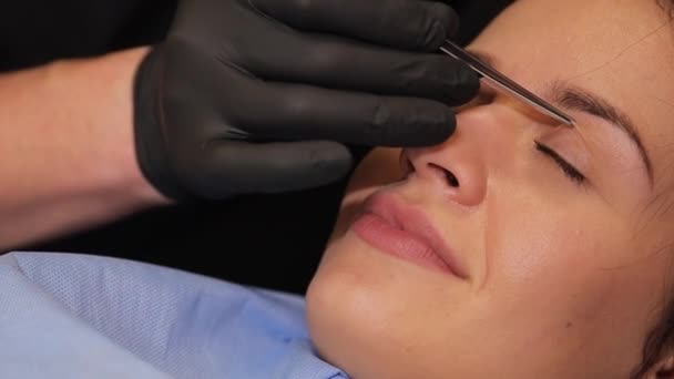 Ein Chirurg Untersucht Die Haut Rund Die Augen Vor Einer — Stockvideo