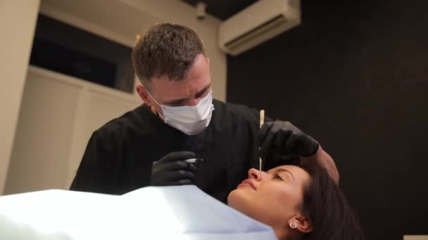 Kobieta Przed Operacją Plastyczną Chirurg Plastyczny Rysuje Kontury Podnoszenia Skóry — Wideo stockowe