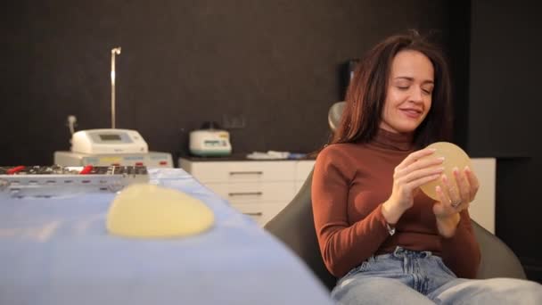Een Mooie Jonge Brunette Kiest Siliconen Implantaten Voor Borstvergroting Selectie — Stockvideo