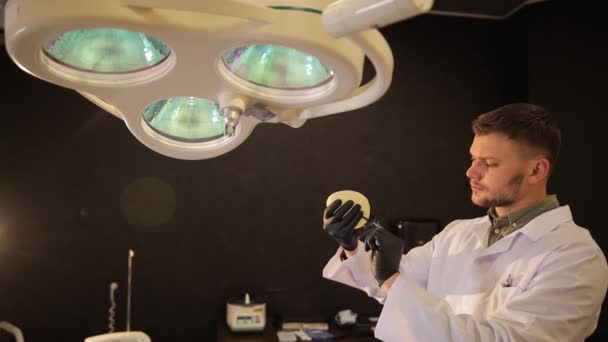 Ameliyathanede Bir Plastik Cerrah Elinde Bir Sandık Plantar Tutuyor Silikon — Stok video