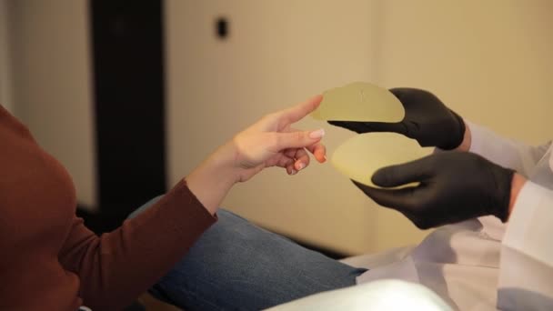 Detailní Záběr Lékaře Který Ukazuje Silikonové Implantáty Pro Zvětšení Prsou — Stock video