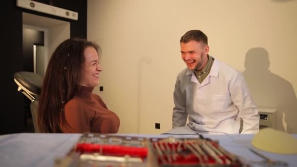 Muayene Sırasında Konuşan Neşeli Plastik Cerrah Kadın Silikon Göğüs Implantı — Stok video