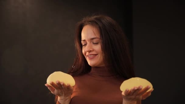 Silikon Implantı Seçimi Güzel Genç Bir Esmer Göğüslerini Büyütmek Için — Stok video